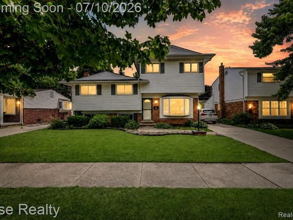 1329 W Elmwood Avenue, Clawson, MI 48017