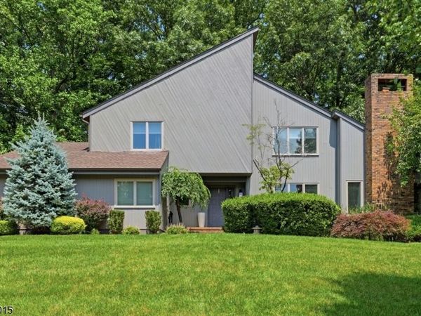 8 N Bayard Ln, Mahwah, NJ 07430