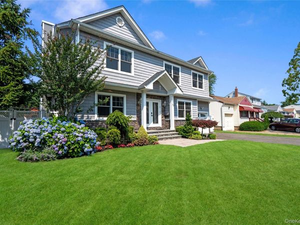17 Woodwaye Road, Plainview, NY 11803