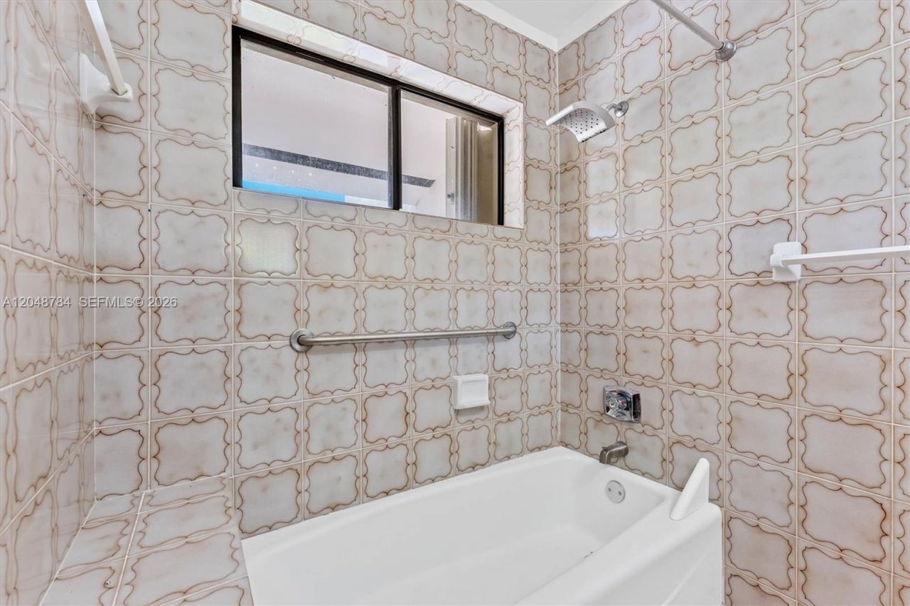 2525 NE 135th St , Unit 2525, North Miami, FL 33181 Photo