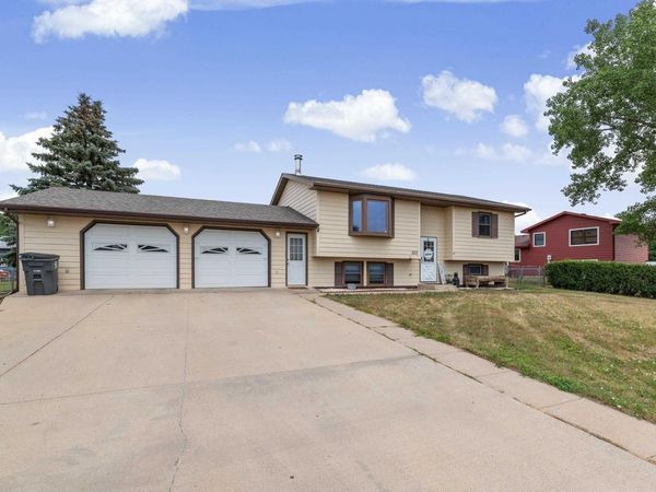 520 BLUEBIRD DR, Box Elder, SD 57719