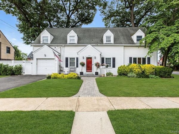 128 Stuart Street , Lynbrook, NY 11563