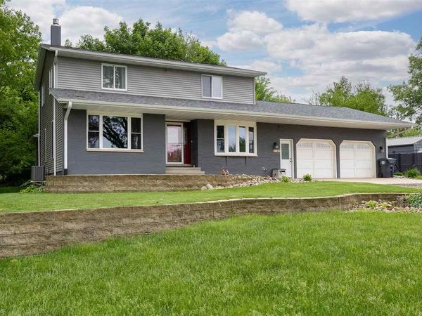 1105 Maple St, Robins, IA 52328