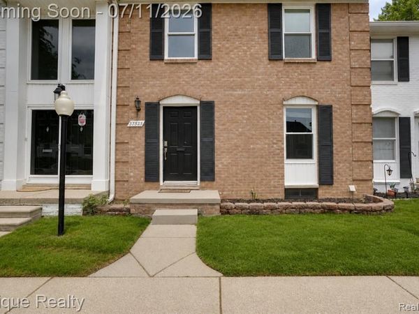 37525 Charter Oaks Boulevard, Clinton Twp, MI 48036