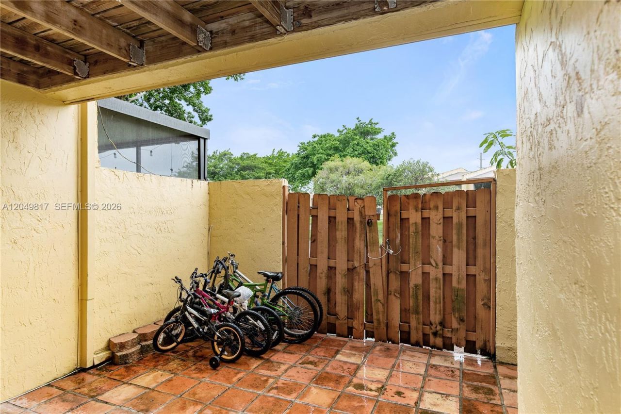 1580 NW 93rd Ave, Unit 300, Pembroke Pines, FL 33024 Photo