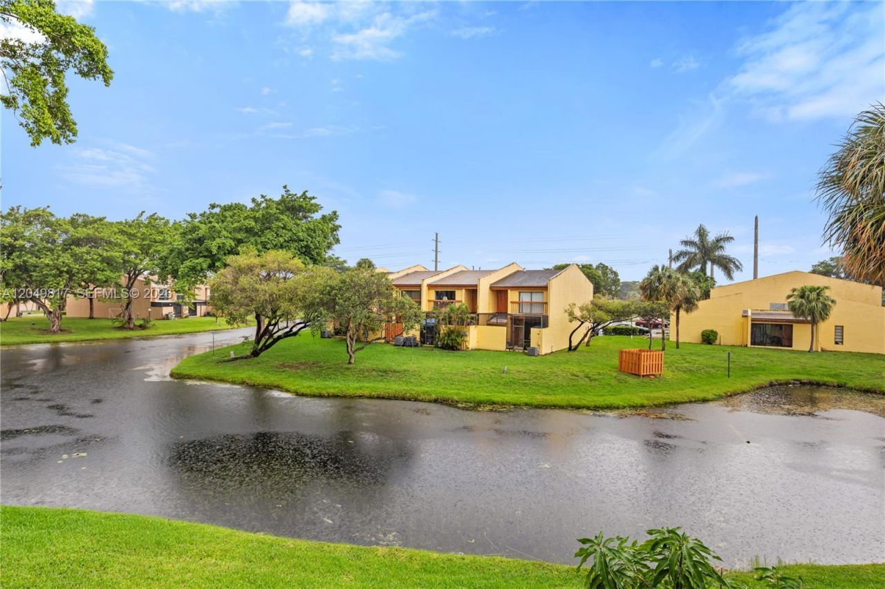 1580 NW 93rd Ave, Unit 300, Pembroke Pines, FL 33024 Photo