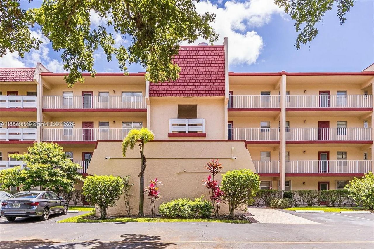 1030 Country Club Dr, Unit 405, Margate, FL 33063 Photo