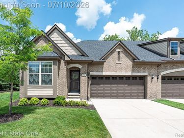 1011 Hampshire Court, Rochester Hills, MI 48307