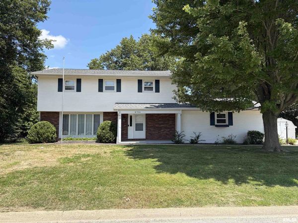 3711 OAKWOOD Circle, Taylorville, IL 62568