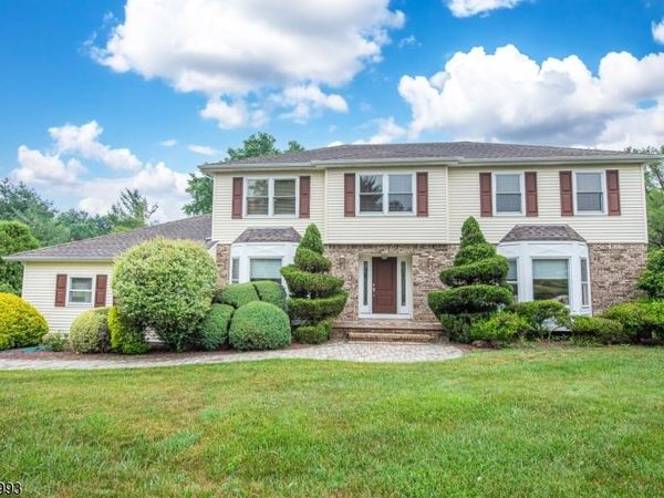 34 Parkview Dr, Roxbury, NJ 07876