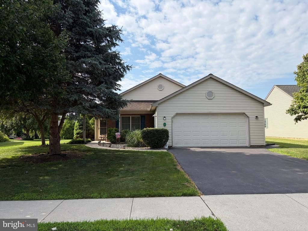 6 ROSEMONT DRIVE, MYERSTOWN, PA 17067