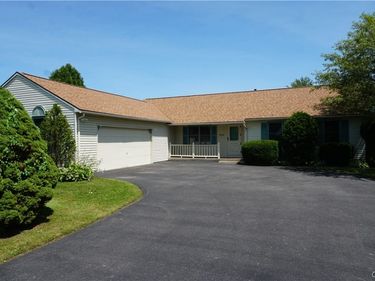 6113 Rossland Cir, Cicero, NY 13039