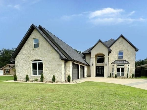 201 Casas Del Sur Street, Granbury, TX 76049