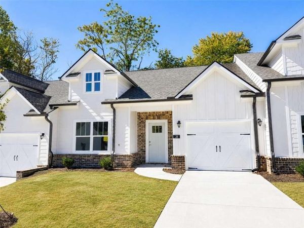28 Village Court , Cleveland, GA 30528