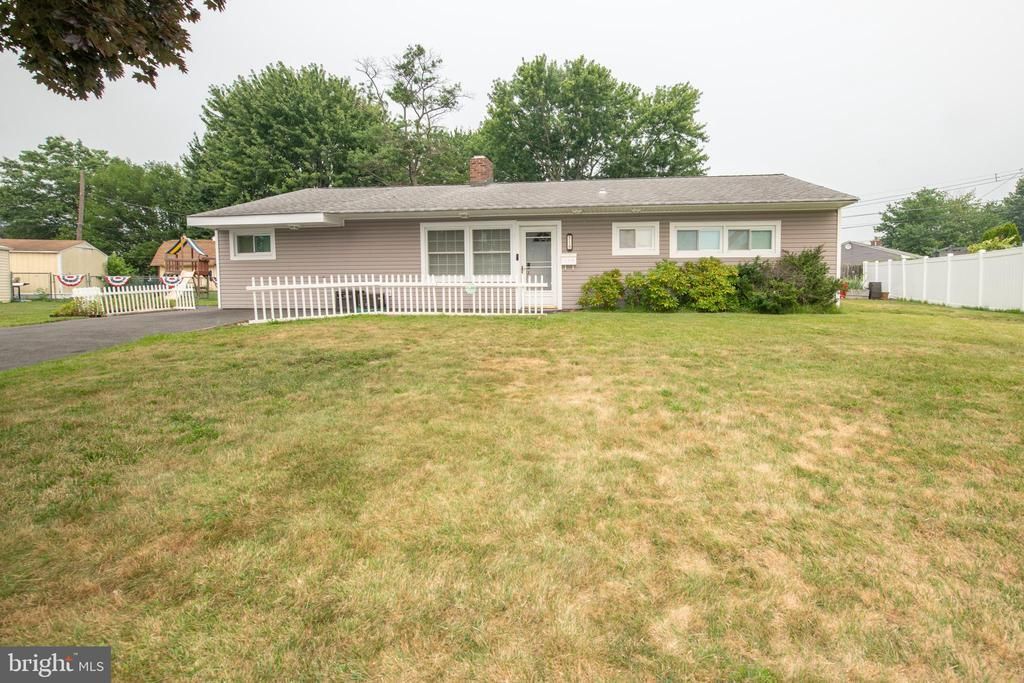 51 SERPENTINE LANE, LEVITTOWN, PA 19055