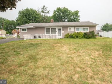 51 SERPENTINE LANE, LEVITTOWN, PA 19055