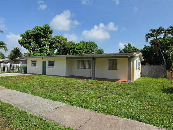1331 NE 211th St , Miami, FL 33179
