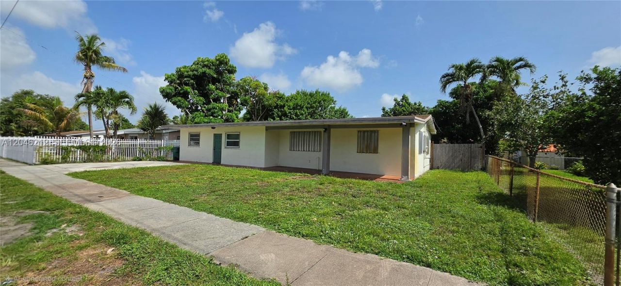 1331 NE 211th St, Miami, FL 33179 Photo