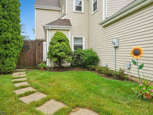 17 Cooper Ct, Freehold, NJ 07728