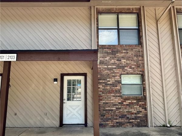 2103 N East Oaks Drive, Fayetteville, AR 72703