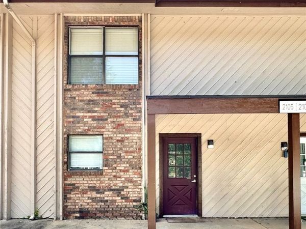 2105 N East Oaks Drive, Fayetteville, AR 72703