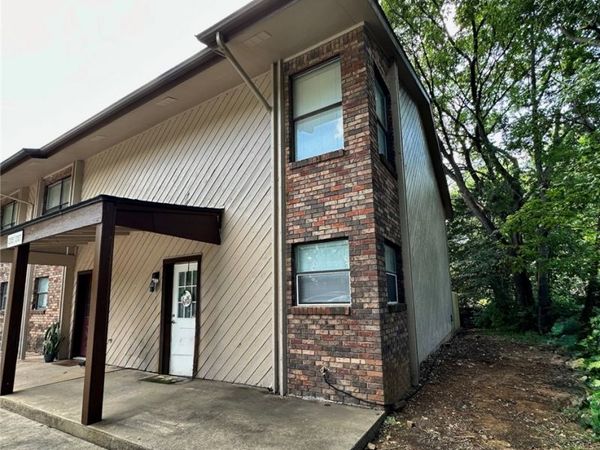 2107 N East Oaks Drive, Fayetteville, AR 72703