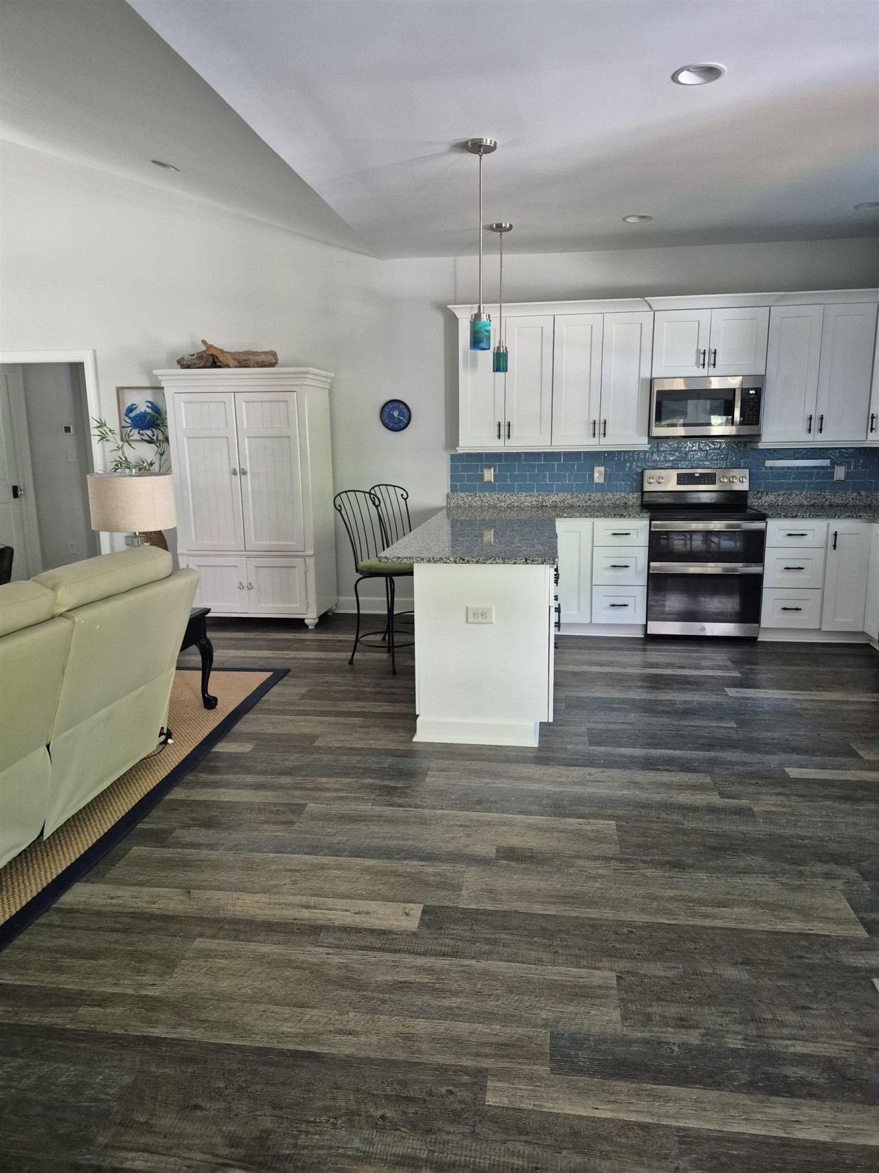 359 Country Club Dr.  Photo 10