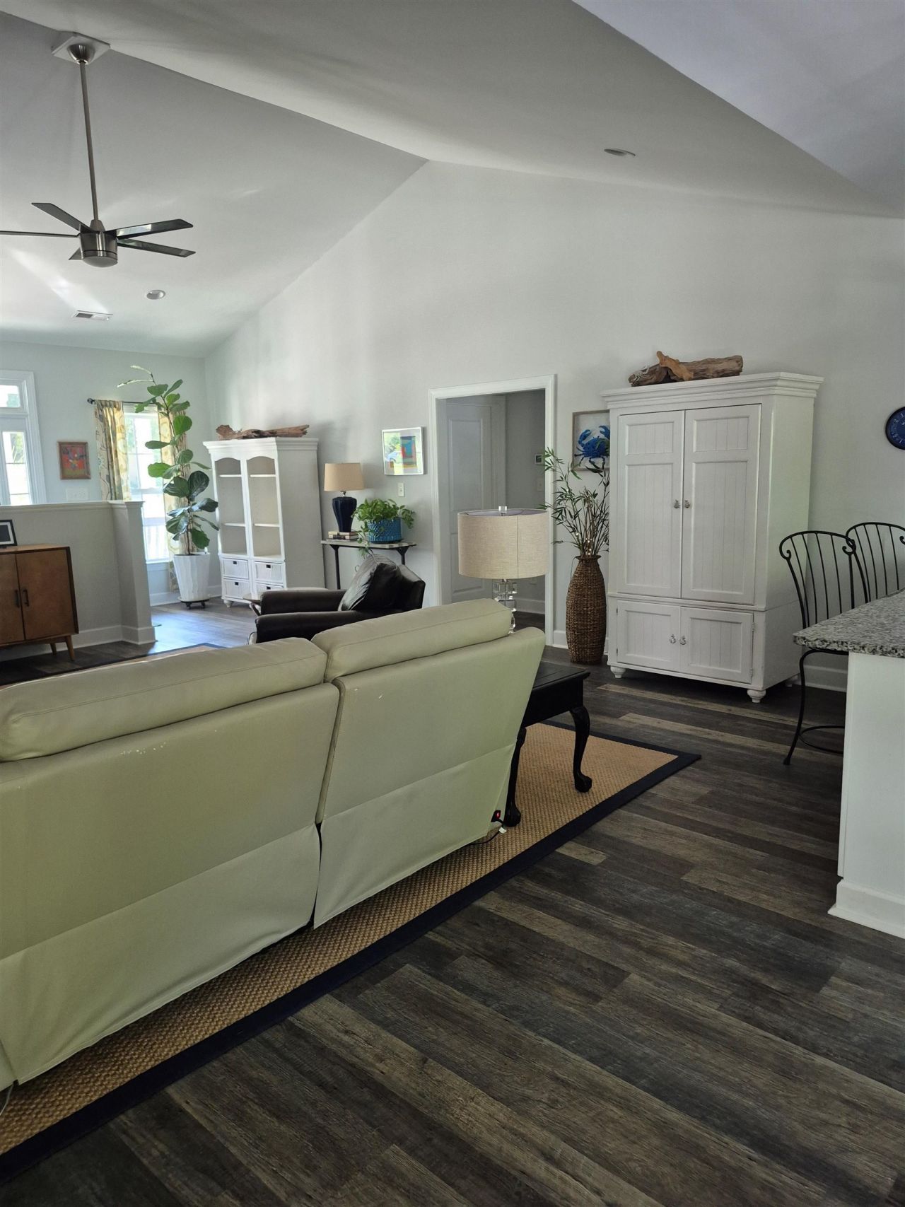 359 Country Club Dr.  Photo 11