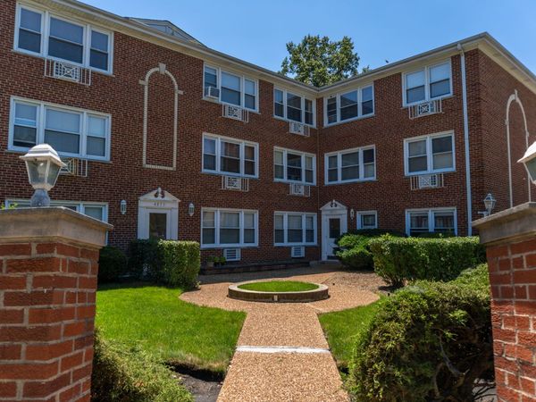 4855 Dobson Street, Unit 304, Skokie, IL 60077