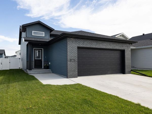 1282 Rachel Drive W, West Fargo, ND 58078