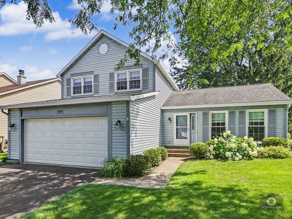 392 Basswood Court , Carol Stream, IL 60188