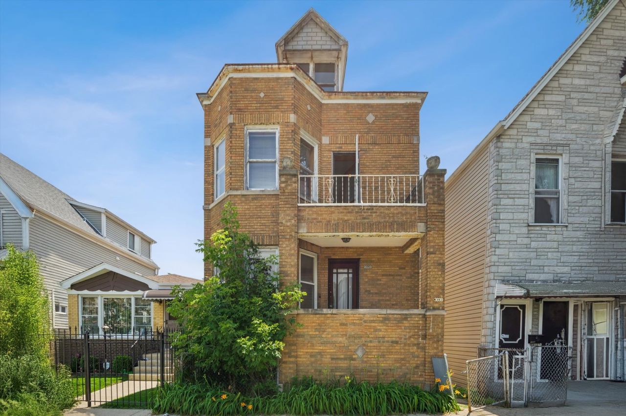 3039 N Gresham Avenue, Chicago, IL 60618 Main Photo