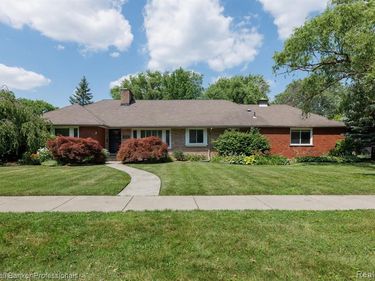 1416 N Renaud Road, Grosse Pointe Woods, MI 48236