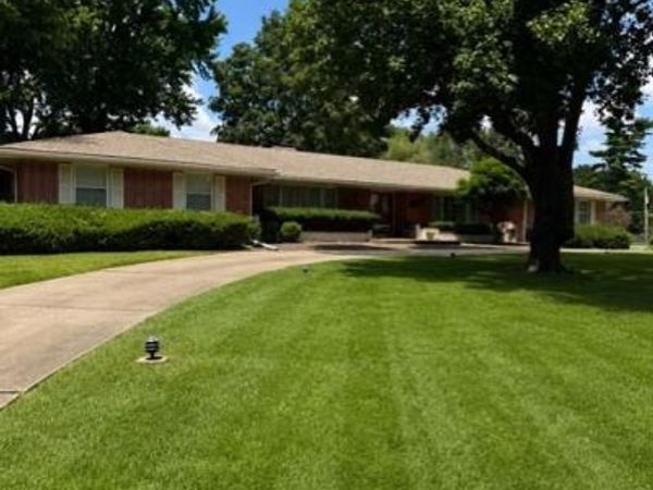 10120 Wenonga Lane, Leawood, KS 66206