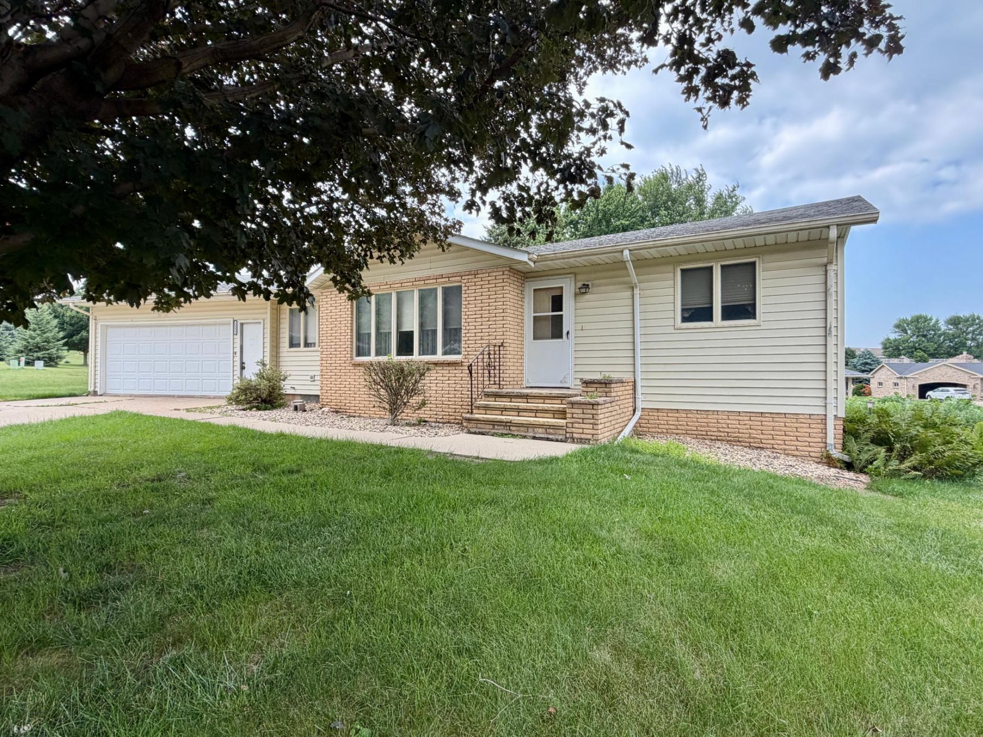 1111 Elm Cove, Luverne, MN 56156
