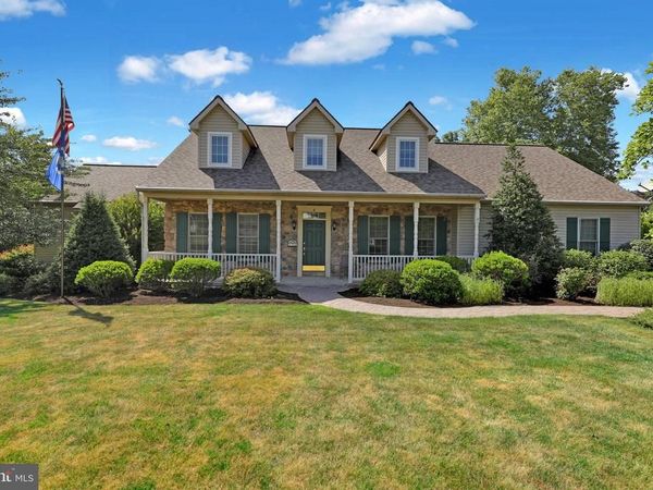 8 BENTLEY LANE, LANCASTER, PA 17603