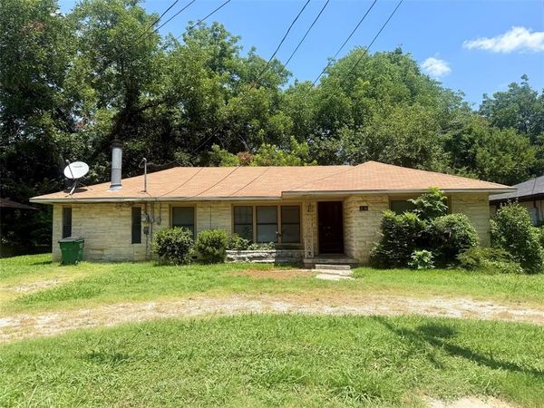 215 W Tennie Street , Gainesville, TX 76240