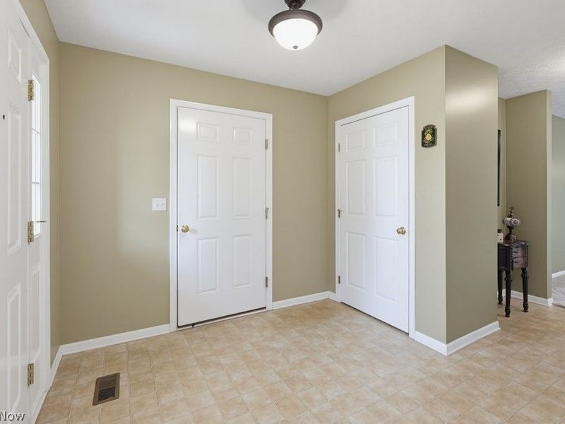 16821 Hinsdale Court, Middleburg Heights, OH 44130 Photo 3