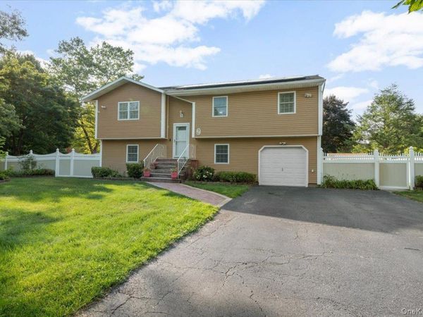 17 Nottingham Drive , Wheatley Heights, NY 11798