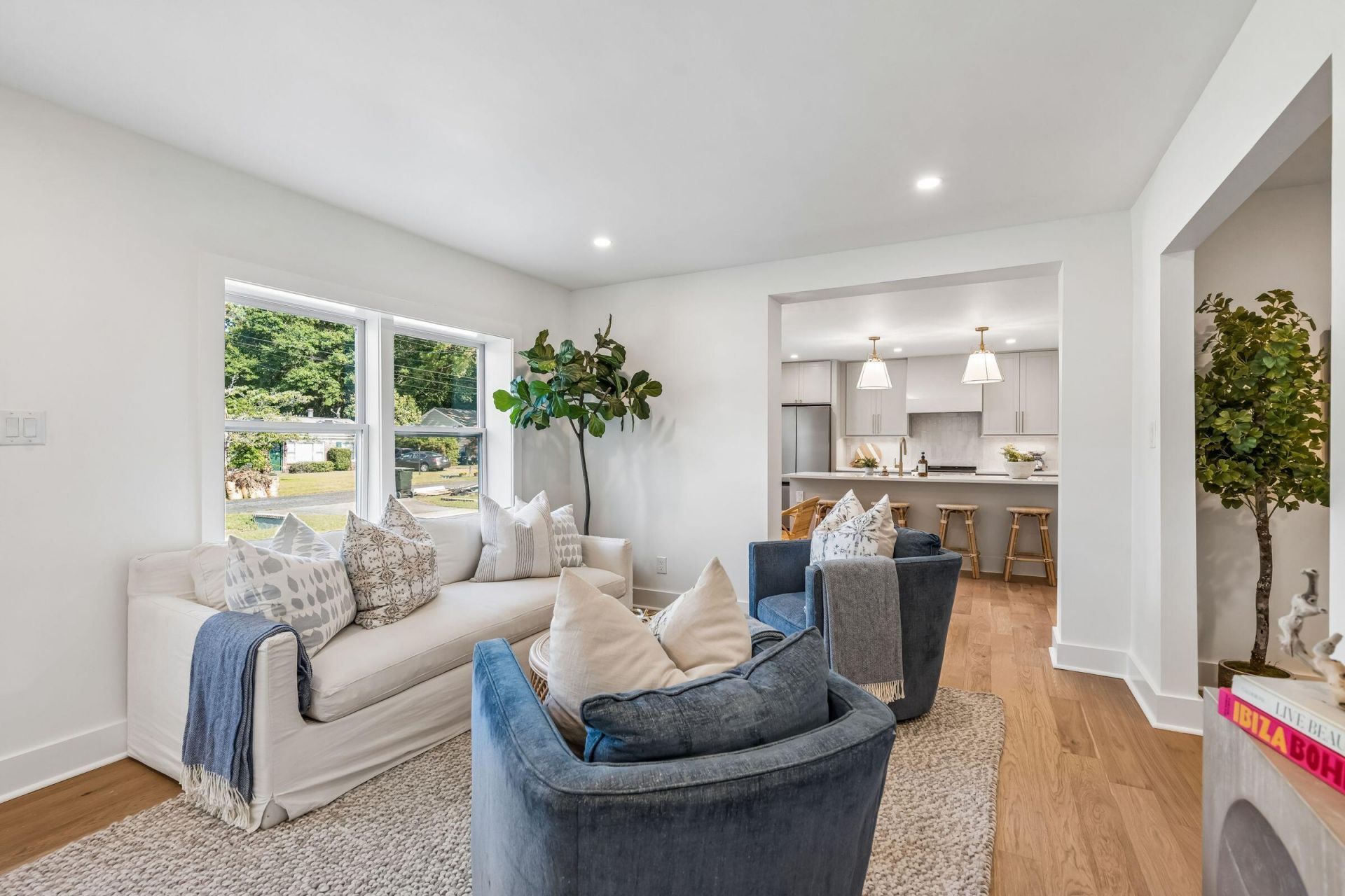 318 Lamont Road Photo 8