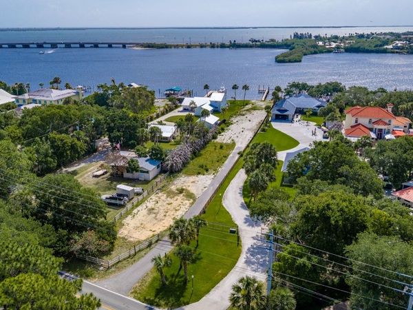 9680 Riverview Drive, Sebastian, FL 32976