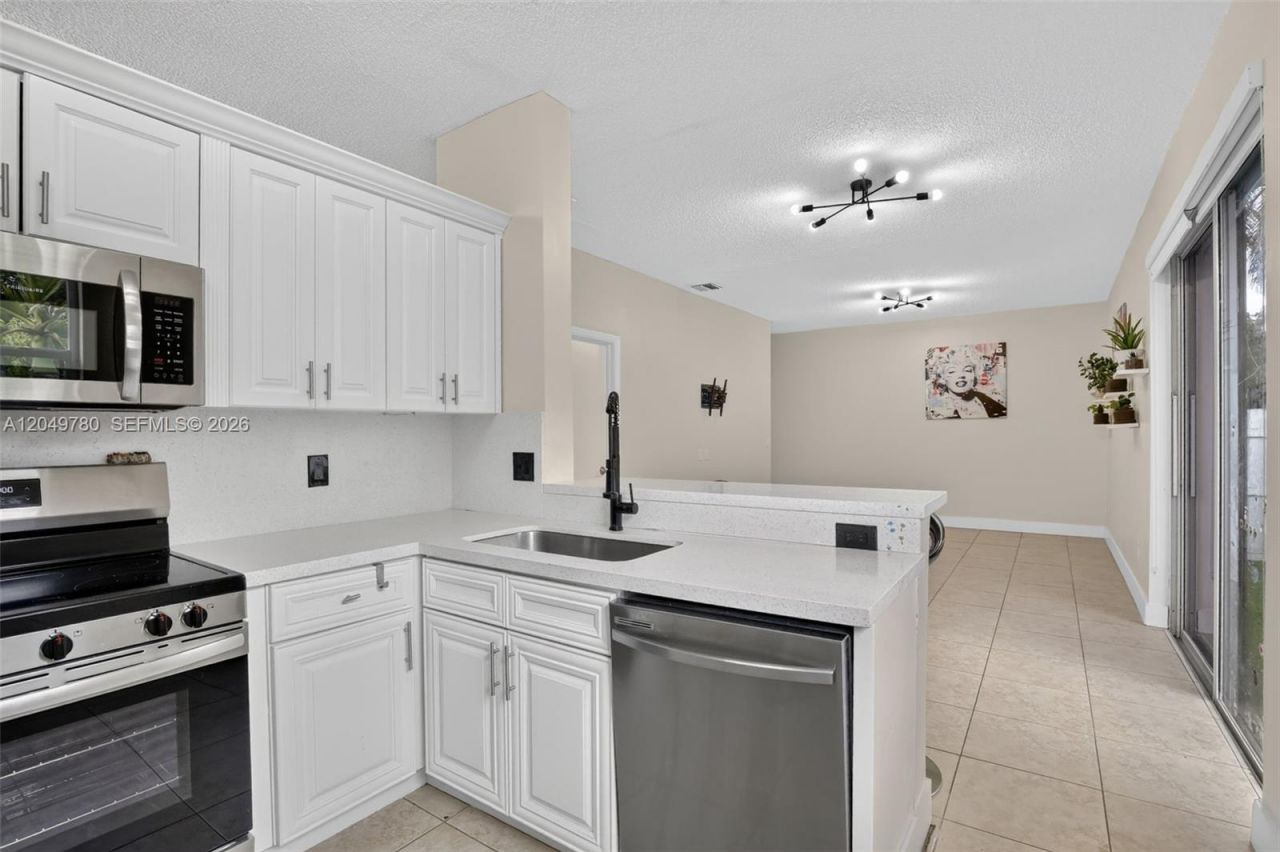 490 NW 102nd Ter, Pembroke Pines, FL 33026 Photo