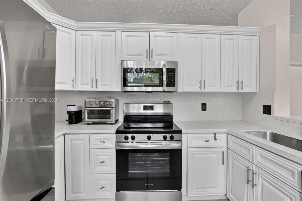 490 NW 102nd Ter, Pembroke Pines, FL 33026 Photo