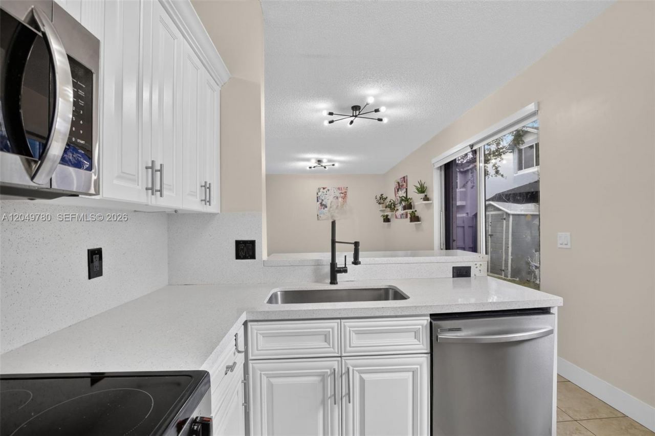 490 NW 102nd Ter, Pembroke Pines, FL 33026 Photo