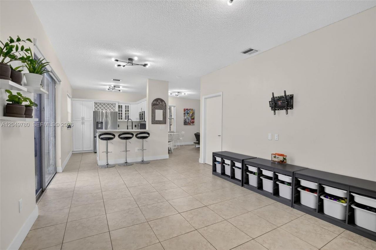 490 NW 102nd Ter, Pembroke Pines, FL 33026 Photo