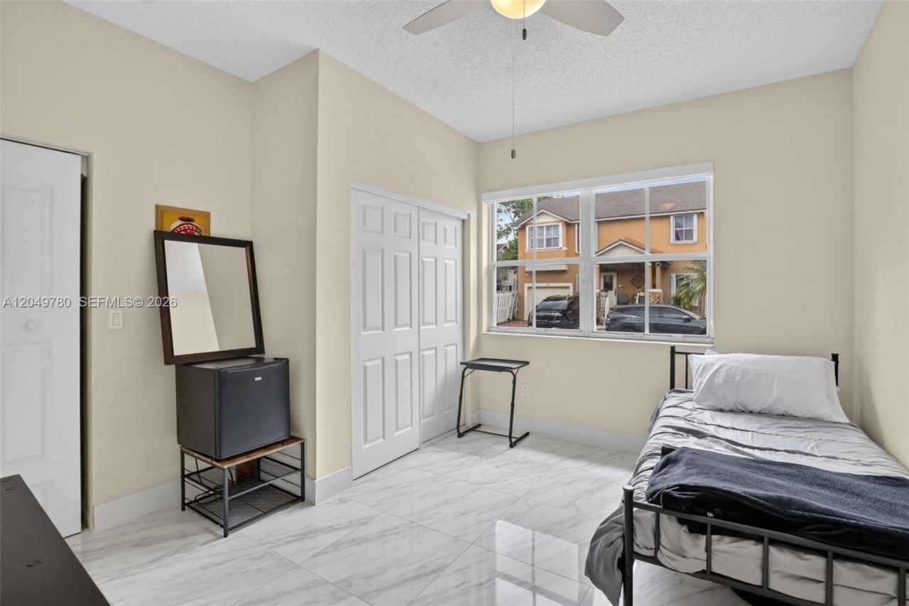 490 NW 102nd Ter, Pembroke Pines, FL 33026 Photo