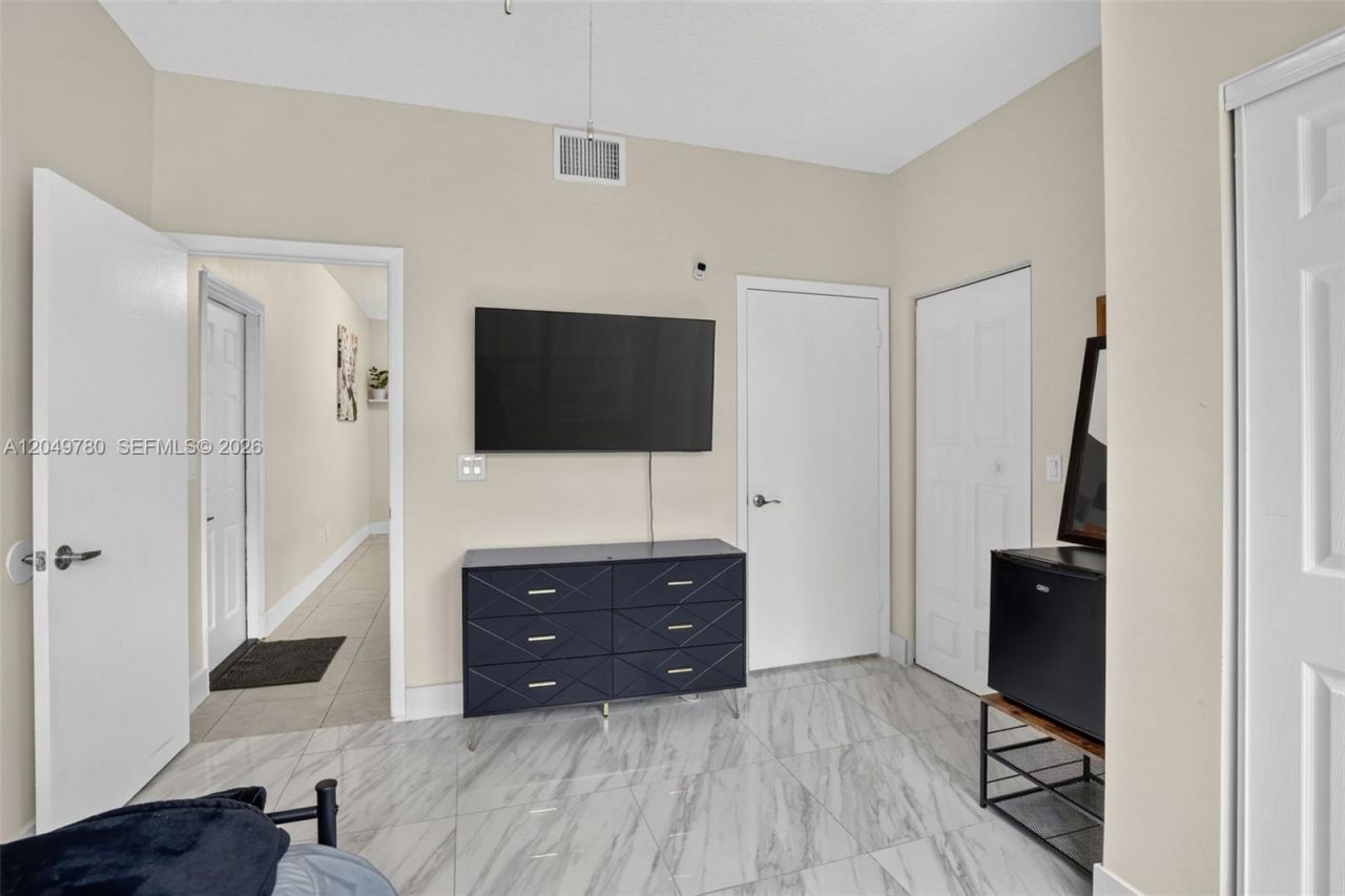 490 NW 102nd Ter, Pembroke Pines, FL 33026 Photo