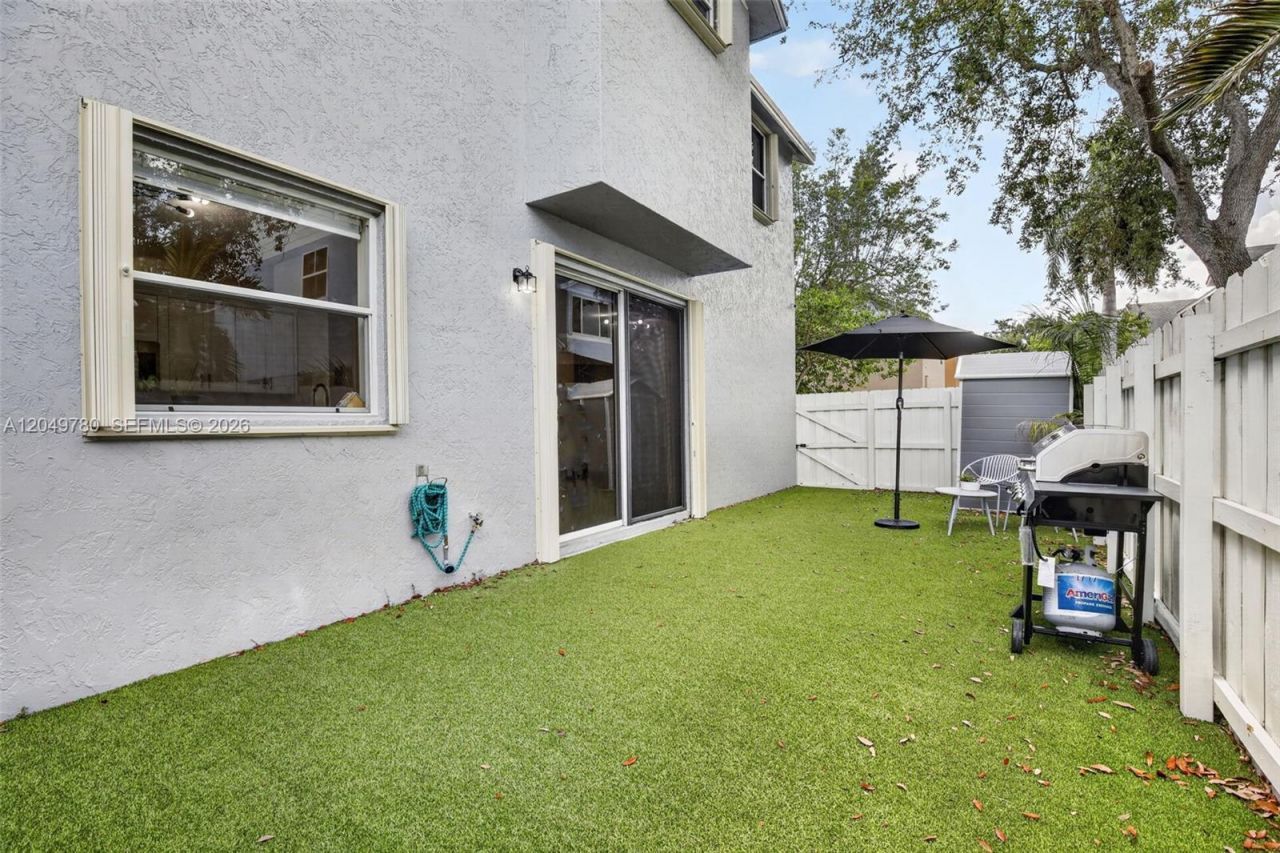490 NW 102nd Ter, Pembroke Pines, FL 33026 Photo
