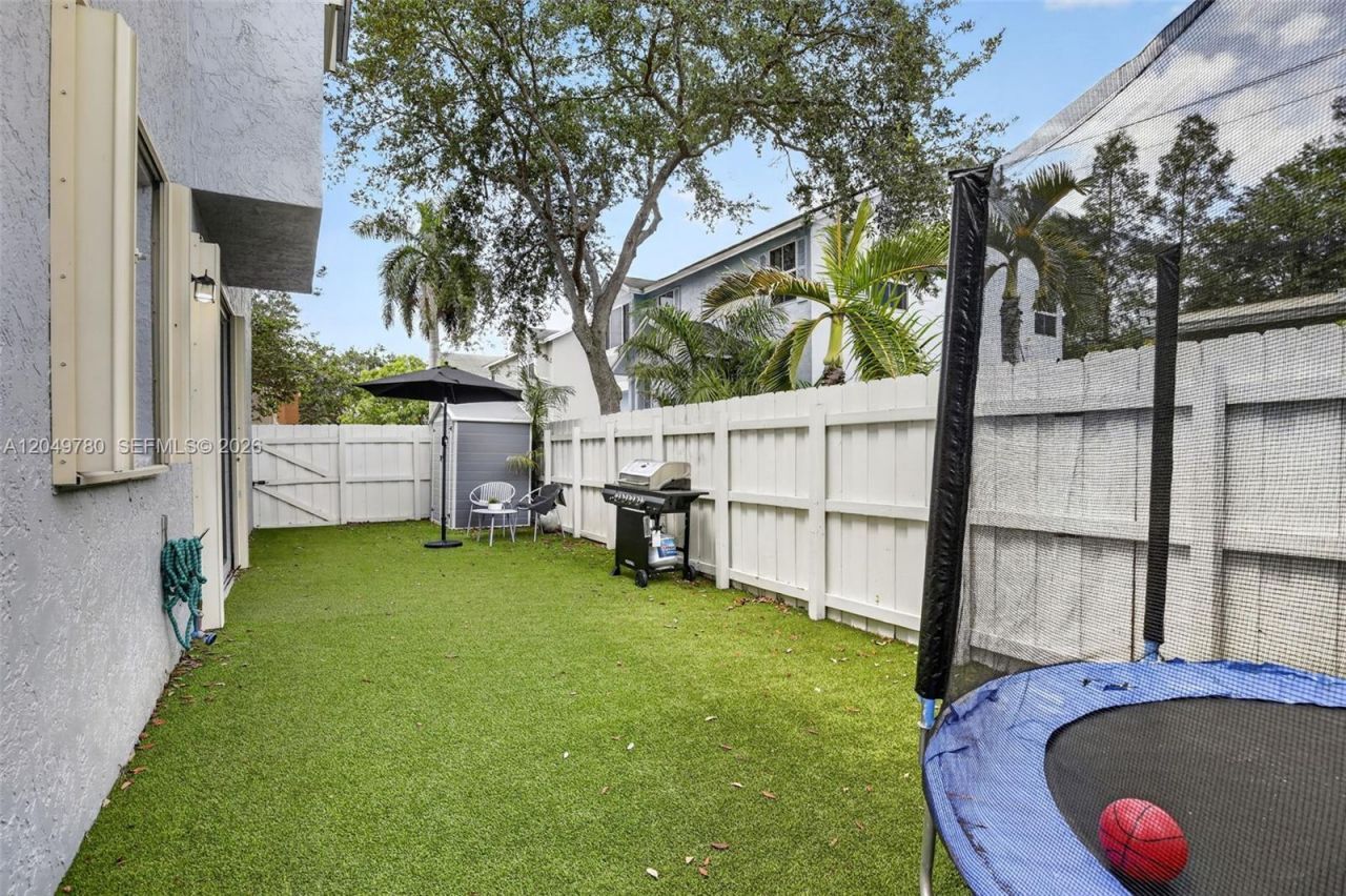 490 NW 102nd Ter, Pembroke Pines, FL 33026 Photo