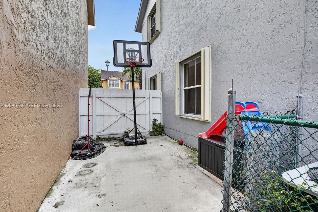 490 NW 102nd Ter, Pembroke Pines, FL 33026 Photo